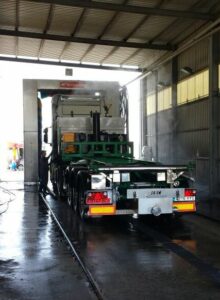 Camion lavándose en estación de servicio de molina