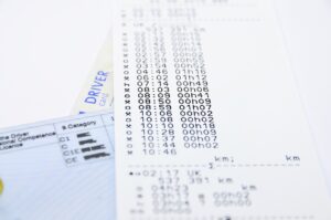 imagen de impresión de Tacografo junto con licencia de conducir y carnet de tacografo